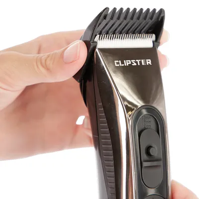 Clipster maszynka do strzyżenia z regulowaną nasadką grzebieniową na długości cięcia 3 mm, 9 mm i 13 mm. Zbliżenie obsługi.