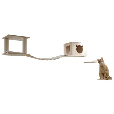 Arbre à chat mural en bois avec plateforme, pont suspendu, cube avec ouvertures tête de chat et étagères. Un chat roux assis sur une des étagères.