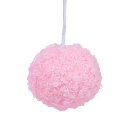 Rosa Spielzeugball aus weichem, flauschigem Material mit weisser Schnur zum Aufhängen.