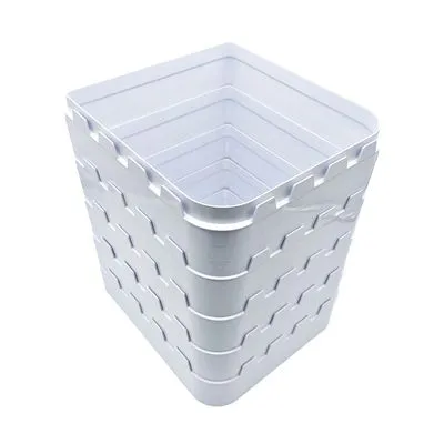 Vierkante witte mand van kunststof met vlechtpatroon, open bovenkant en gladde binnenzijde zichtbaar.