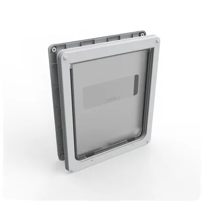 Grijze huisdierluik met rechthoekig design en transparant inzetstuk, geschikt voor deuren of muren. Schroefgaten zichtbaar voor montage.
