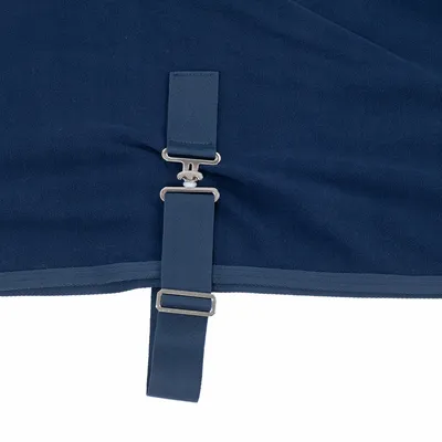 Detailweergave van een blauwe stof met verstelbare riem en metalen sluiting.