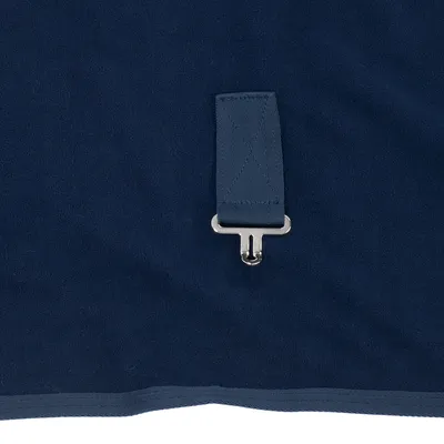 Detailweergave van een blauwe stof met een bevestigde metalen gesp en een stevig textielband.