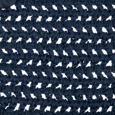 Primo piano di un tessuto lavorato a maglia grossa di colore blu scuro con maglie visibili.
