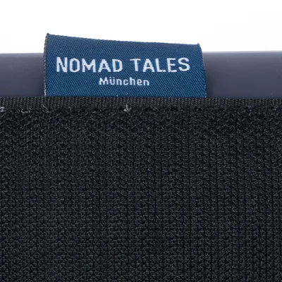 Nomad Tales München. Label auf schwarzem Stoff.