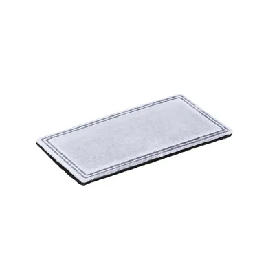 Téglalap alakú szűrőbetét fehér felülettel és fekete aljjal, alkalmas levegő- vagy vízszűrőhöz.