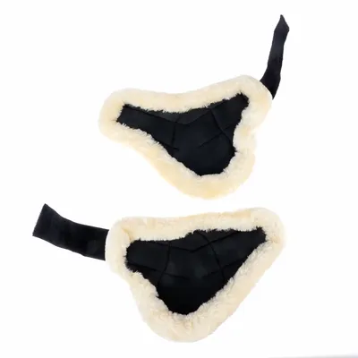Deux coussinets triangulaires noirs bordés de fausse fourrure beige, chacun avec une sangle en tissu noir visible.