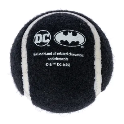 Sort tennisbold med DC-logo og Batman-symbol. Tekst: 'BATMAN and all related characters and elements © & ™ DC. (s25)'.