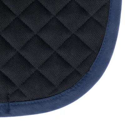 Nahaufnahme eines schwarzen, gesteppten Stoffes mit blauer Umrandung. Materialstruktur sichtbar.