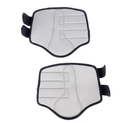 Deux protections grises pour pattes d’animal, avec coutures visibles et attaches à scratch noires sur le côté droit de chaque pièce. Matière textile.