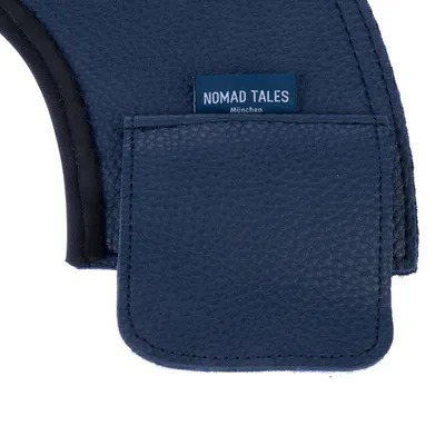 Nomad Tales München. Detailansicht eines blauen, strukturierten Materials mit Tasche und schwarzem Rand.