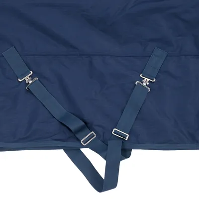 Donkerblauwe hoes met verstelbare riemen en metalen clips, geschikt voor bevestiging of beveiliging.