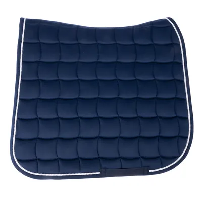 Dunkelblaue, gepolsterte Satteldecke mit gestepptem Muster und weisser Umrandung.