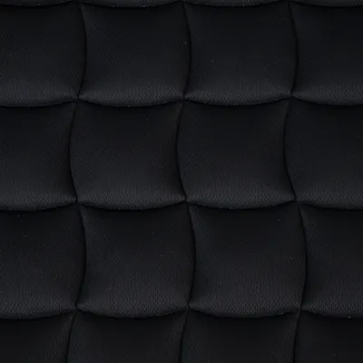 Schwarzes, gepolstertes Material mit quadratischer Steppung, geeignet für Möbel oder Tierzubehör.