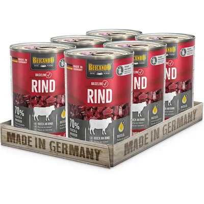 Belcando Dog Food Baseline wołowina, 70% mięsa i podrobów, bogata w wołowinę, z olejem z ostu. Wyprodukowano w Niemczech. Sześć puszek na drewnianej tacy z napisem 'Made in Germany'.