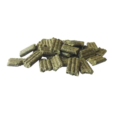 Grüne, geriffelte Snacks in rechteckiger Form, lose gestapelt. Sichtbare Textur und natürliche Farbgebung.