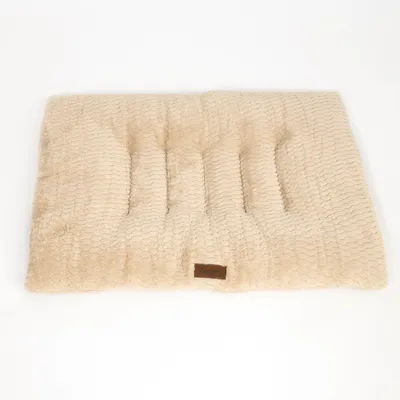 Beiges, gepolstertes Kissen mit strukturierter Oberfläche und braunem Lederetikett. Rechteckige Form, geeignet als Unterlage oder Polster. Beiges, gepolstertes Kissen mit strukturierter Oberfläche und braunem Lederetikett. Rechteckige Form, geeignet als Unterlage oder Polster.