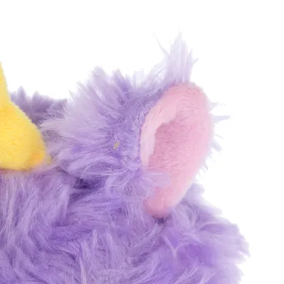 Détail d’une peluche en tissu violet avec une oreille rose et un élément jaune visible, matière duveteuse.