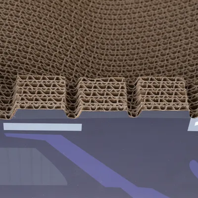 Close-up van golfkarton met bruine structuur, geschikt voor krabmeubels of verpakkingen.