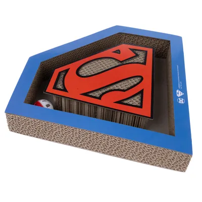 Krabbspeelgoed van karton met Superman-logo, blauwe rand en geïntegreerd balspeel. Zichtbare symbolen voor recycling en veiligheid.