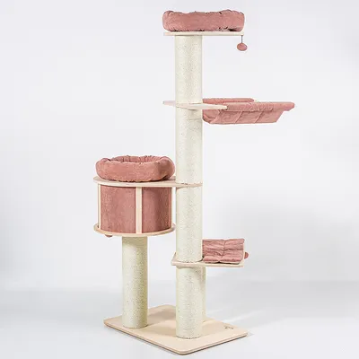 Kratzbaum mit mehreren Ebenen, rosa gepolsterte Liegeflächen und Höhle, Sisal umwickelte Säulen, Holzsockel.