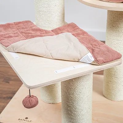 Kratzbaum mit Sisalstämmen, Holzplattform und abnehmbarer gepolsterter Liegefläche in Beige und Rot. Integriertes Spielzeug aus Stoff an der Plattform befestigt.
