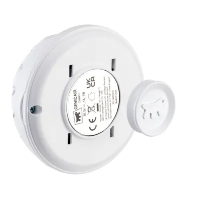 Partea din spate a unui dispozitiv alb cu marcaj CE și UKCA, numele mărcii Genicair, specificații tehnice: DC5V, 1A, 5W. Made in China.