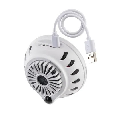 Dispozitiv electric alb cu cablu USB atașat, grilaj frontal rotund și indicatori LED vizibili pe partea superioară. Material plastic.