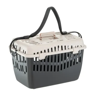 Transportín de plástico con ranuras de ventilación, asa de transporte y correa de hombro desmontable en beige y gris oscuro.
