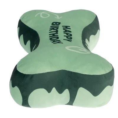 Zöld csont alakú párna „Happy Birthday” felirattal és díszítő mintákkal.