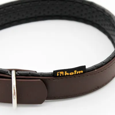 Braunes Halsband mit schwarzer Innenseite und silberner Metallöse, sichtbares Markenetikett 'heim' in gelber Schrift.