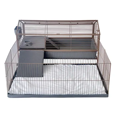 Kleintierkäfig aus Metall mit Gitterwänden, Rampe, erhöhtem Bereich und Futterstation. Unterlage aus weissem Stoff sichtbar.