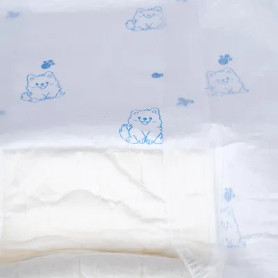 Witte inleg met blauwe hondmotieven en pootafdrukken, geschikt voor hygiëneproducten of onderleggers.