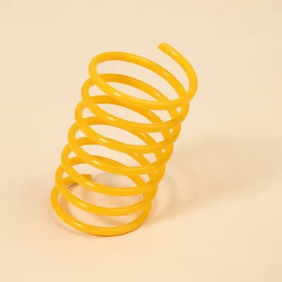 Gul plastikspiral, egnet som legetøj eller tilbehør.