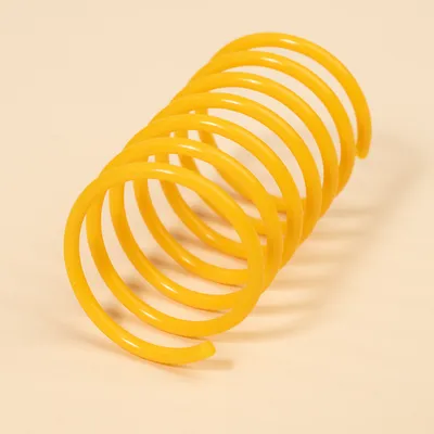 Gul plastikspiral, egnet som legetøj eller tilbehør.