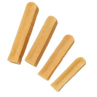 Quatro snacks para roer em vários tamanhos, formato retangular, cor bege.