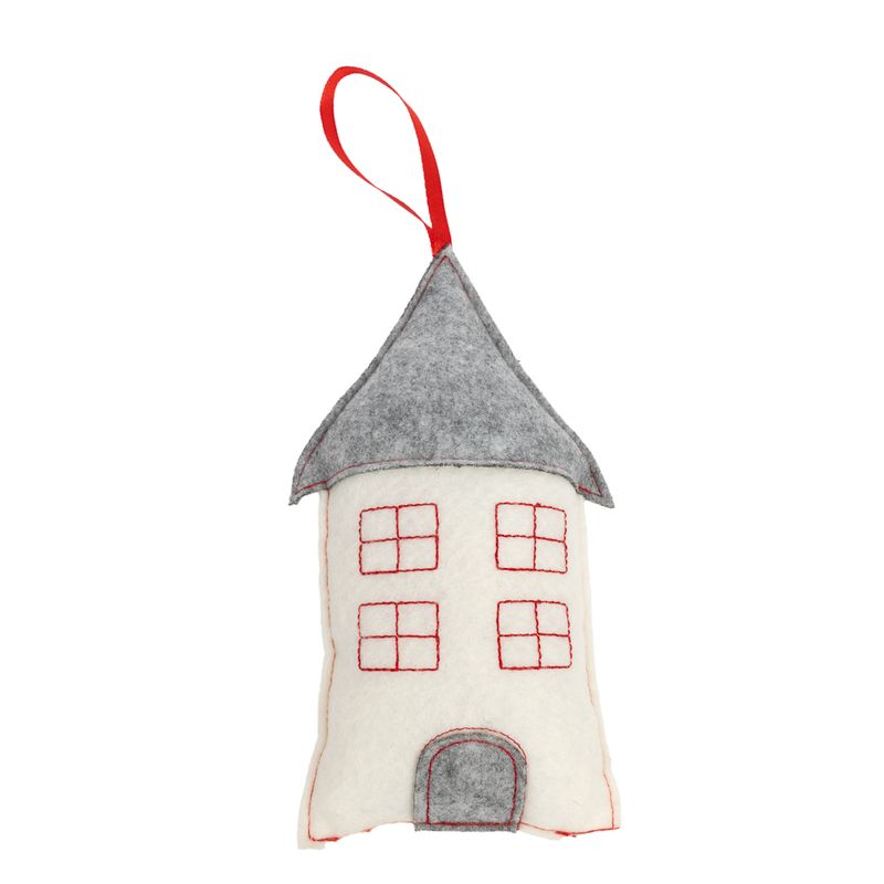 Spielzeug in Form eines Hauses aus Filz mit grauem Dach, roten Fenstern und Tür sowie roter Schlaufe zum Aufhängen.