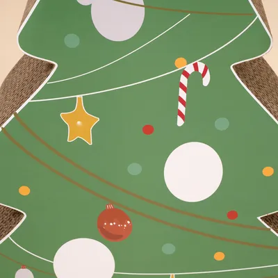 Grüner Kratzbaum in Form eines Weihnachtsbaums mit bunten Ornamenten wie Stern, Zuckerstange und Kugeln.