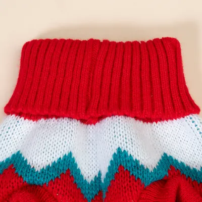 Nahaufnahme eines gestrickten roten Kragens mit weissem und türkisfarbenem Zickzackmuster darunter.