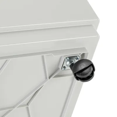 Gros plan sur une roulette noire fixée à un angle d’un bac ou meuble en plastique gris clair, fixation métallique visible.