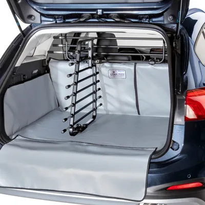 Kofferraum mit Starliner Schutzmatte und Trennschutzgitter, geeignet für saubere Lagerung und sichere Abtrennung im Auto.