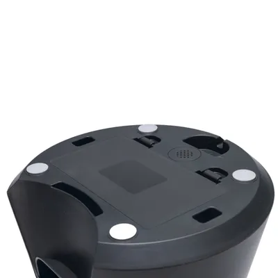 Zwarte onderkant van een automatische voerdispenser met antislipvoetjes en batterijvak.