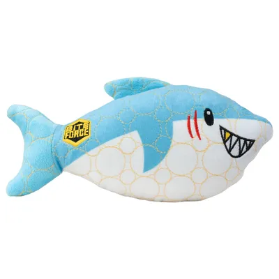 Jouet en forme de requin bleu et blanc, tissu à motifs cerclés, broderie « BITE FORCE » sur le côté. Dents et nageoires visibles. Matière textile.