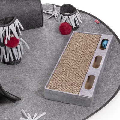 Play mat with scratching surface made of cardboard, two play balls and several fabric elements with red pompoms for interactive play.