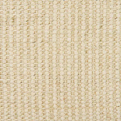 Nærbillede af groft vævet beige stof, sandsynligvis sisal eller jutemateriale, ofte brugt til kradsetræer eller måtter til kæledyr. Synlige tråde og tekstur.