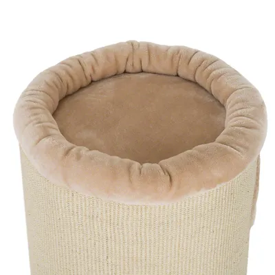 Kradsesøjle med rund, blød liggeflade i beige plys og yderside af sisal. Synlig polstring langs kanten og tekstilstruktur på siden.