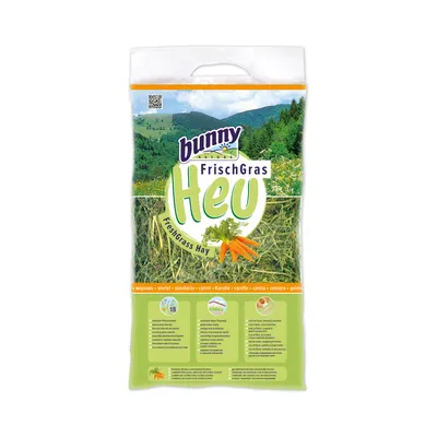 Bunny Nature Frischgras Heu mit Karotten. Verpackung zeigt frisches Heu und Karotten, geeignet für Kleintiere. Enthält Informationen zu Qualität und Fütterungshinweisen.
