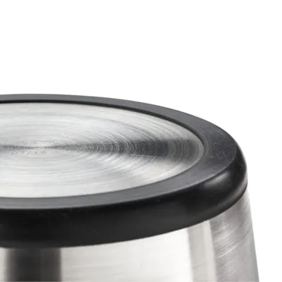 Edelstahl-Napf mit rutschfestem Gummiboden, Detailansicht der Unterseite.