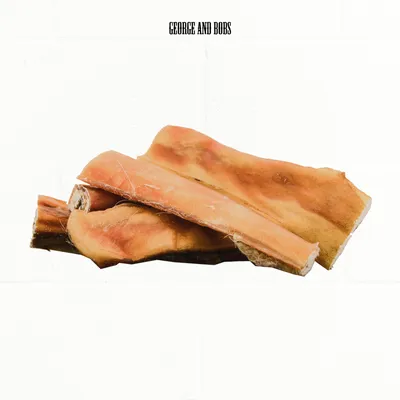 George and Bobs. Natuurlijke kauwsnacks van gedroogde runderhuid, ideaal voor langdurig kauwplezier.