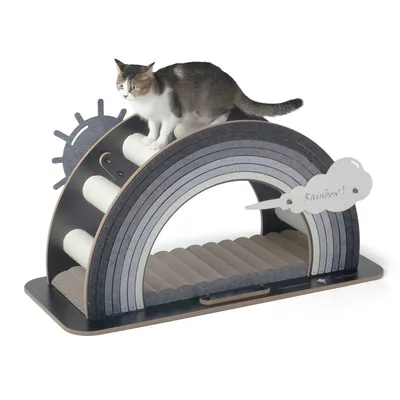 Katzenkratzspielzeug in Regenbogenform mit grauen und weißen Kratzflächen. Katze steht oben auf dem Spielzeug. Schriftzug 'Rainbow!' auf einer Wolke sichtbar.